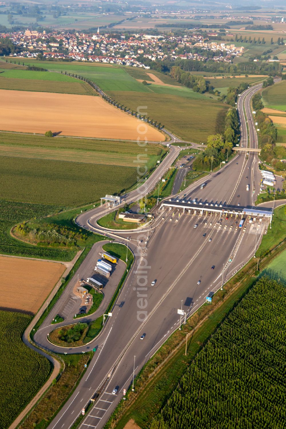 Aerial image Schwindratzheim - Highway toll station and paying agent of the A 4 Hochfelden Sanef Service on street Autoroute de l'Est in Schwindratzheim in Grand Est, France