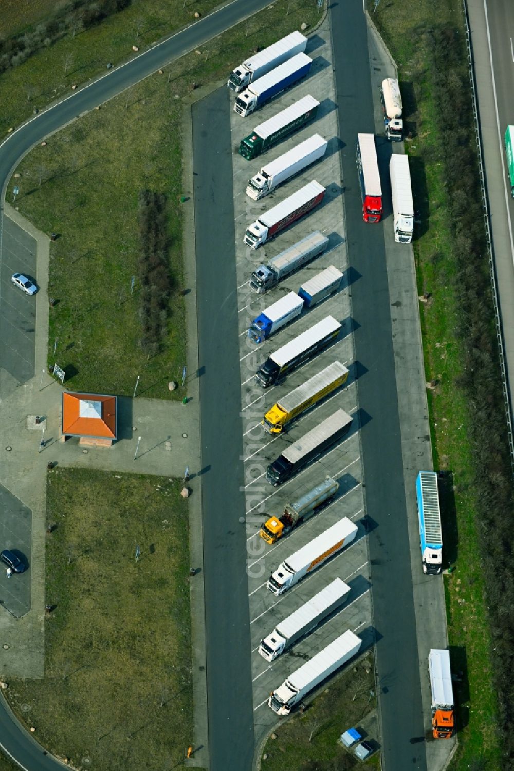 Dornstedt from the bird's eye view: Motorway parking lot and parking area for automobiles with rest area and toilet for short stays on the edge of the course of the BAB A38 Parkplatz Querfurter Platte in Dornstedt in the state Saxony-Anhalt, Germany