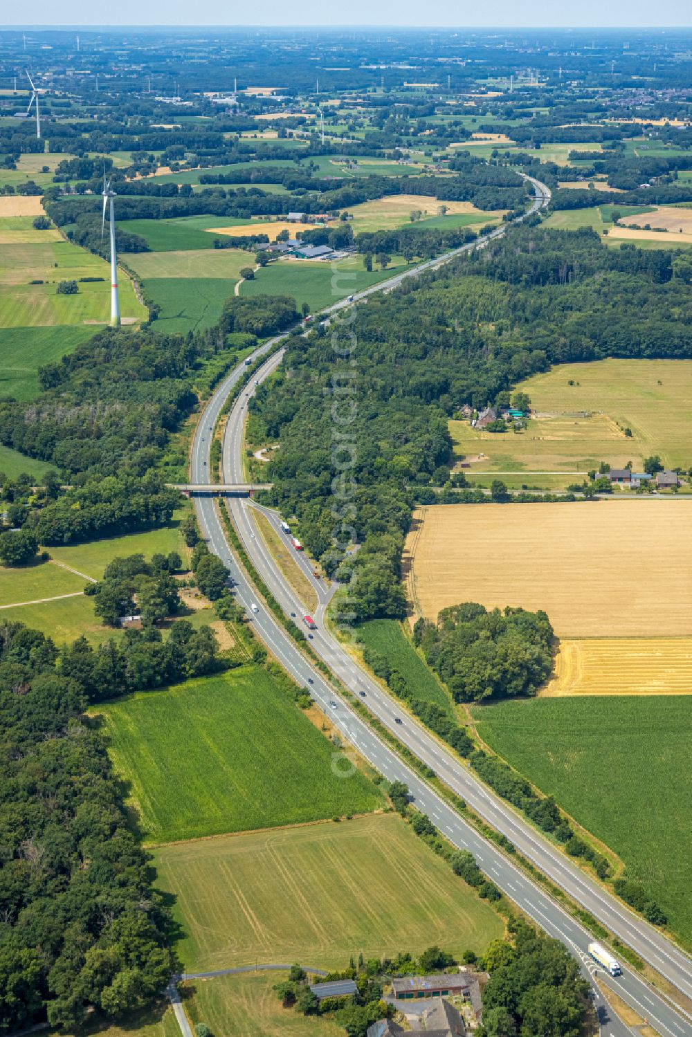 Aerial photograph Rees - Routing and traffic lanes during the motorway service station and parking lot of the BAB A 3 in Hamminkeln in the state North Rhine-Westphalia, Germany