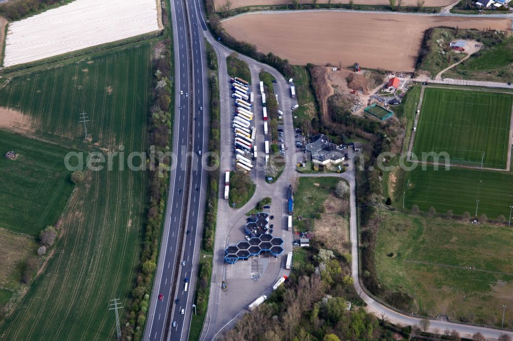 Aerial photograph Bensheim - Motorway service area on the edge of the course of BAB highway A5 Bergstrasse in the district Auerbach in Bensheim in the state Hesse