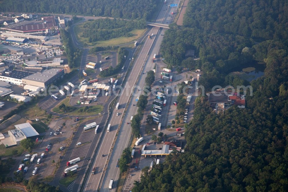 Forst from the bird's eye view: Motorway service area on the edge of the course of BAB highway A5 in Forst in the state Baden-Wuerttemberg