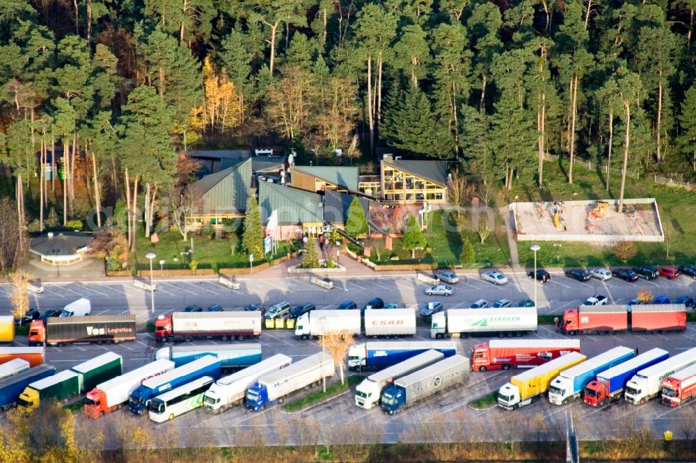 Aerial photograph Hockenheim - Motorway service area on the edge of the course of BAB highway 6 Raststaette Am Hockenheimring Ost in Hockenheim in the state Baden-Wuerttemberg