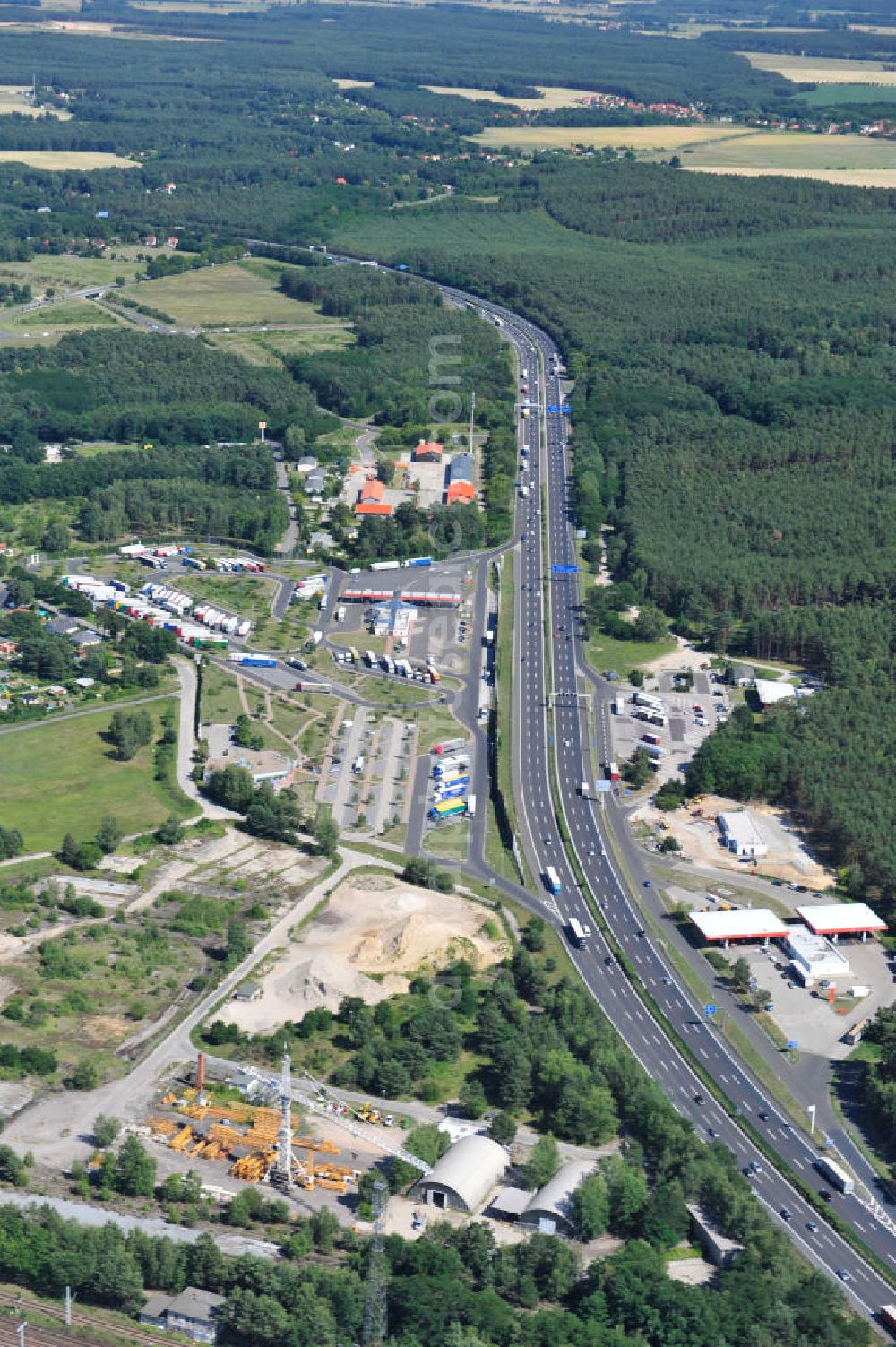 Michendorf from the bird's eye view: Michendorf 06/27/2011 View the highway rest stop with Michendorf filling station and truck parking on the motorway BAB A 10