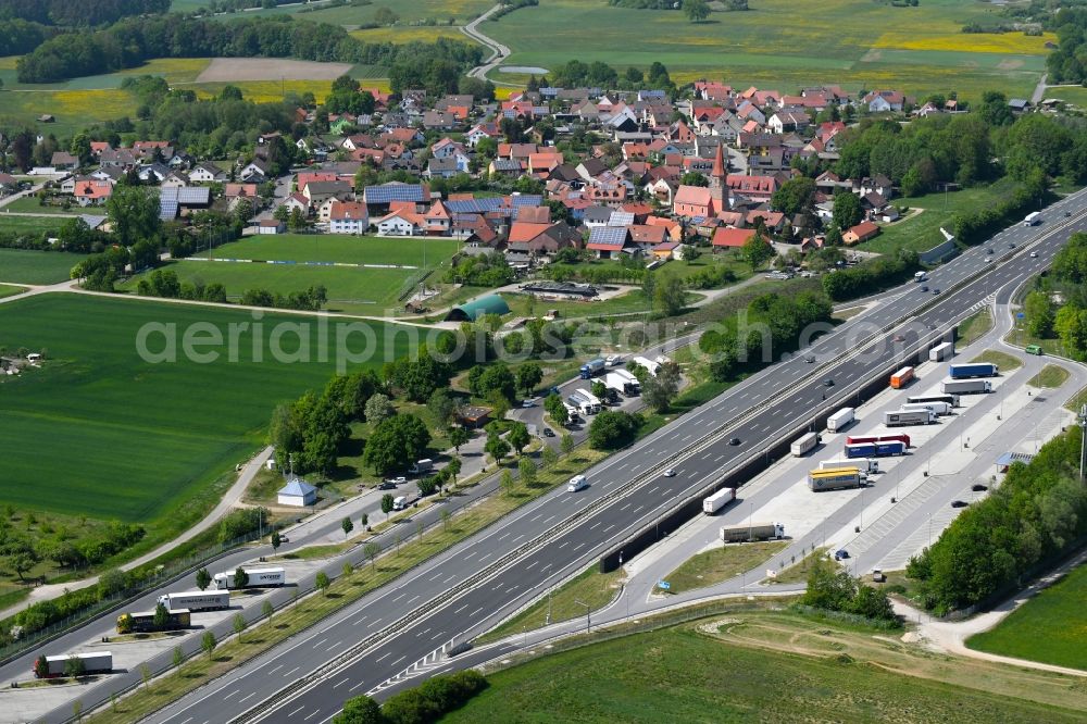 Aerial photograph Allersberg - Routing and traffic lanes during the motorway service station and parking lot of the BAB A 9 in Allersberg in the state Bavaria, Germany