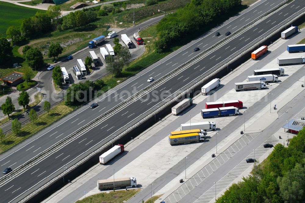 Allersberg from the bird's eye view: Routing and traffic lanes during the motorway service station and parking lot of the BAB A 9 in Allersberg in the state Bavaria, Germany