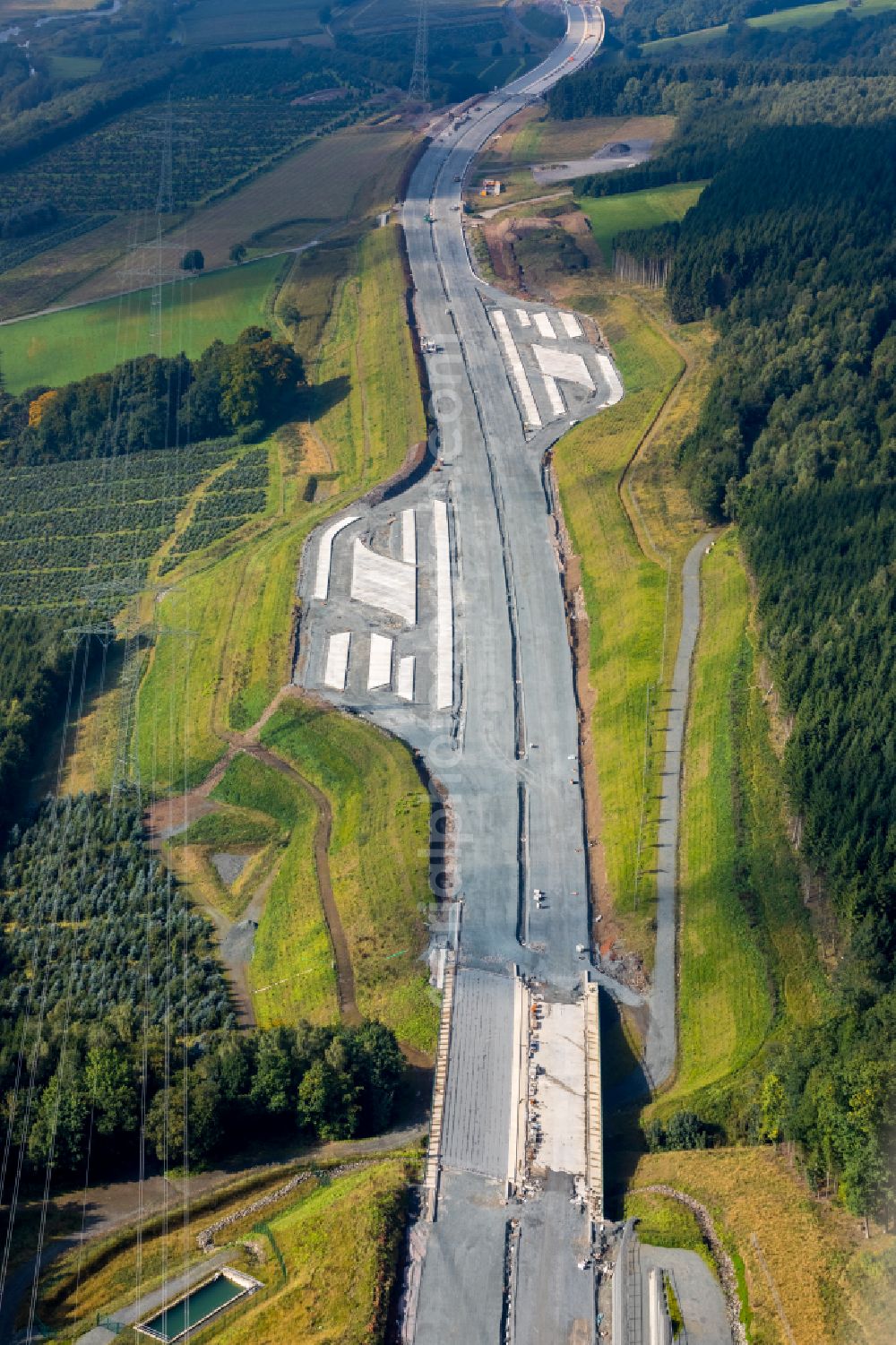 Aerial photograph Bestwig - Motorway service area and car park along the route and lanes in the course of the federal higway - motorway BAB A46 in Bestwig in the state North Rhine-Westphalia, Germany