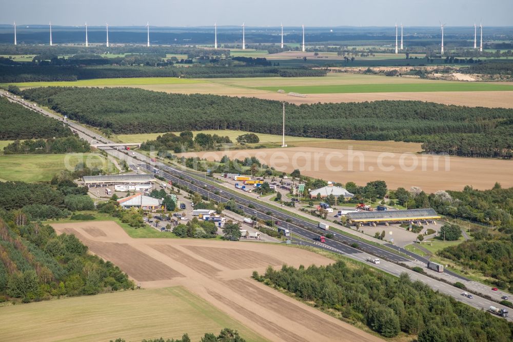 Aerial image Mühlenfließ - Routing and traffic lanes during the motorway service station and parking lot of the BAB A 9 Flaeming in Muehlenfliess in the state Brandenburg, Germany