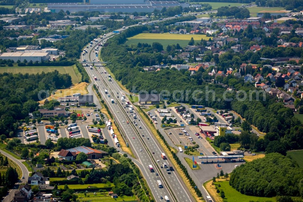 Hamm from the bird's eye view: Routing and traffic lanes during the motorway service station and parking lot of the BAB A 2 in Hamm in the state North Rhine-Westphalia