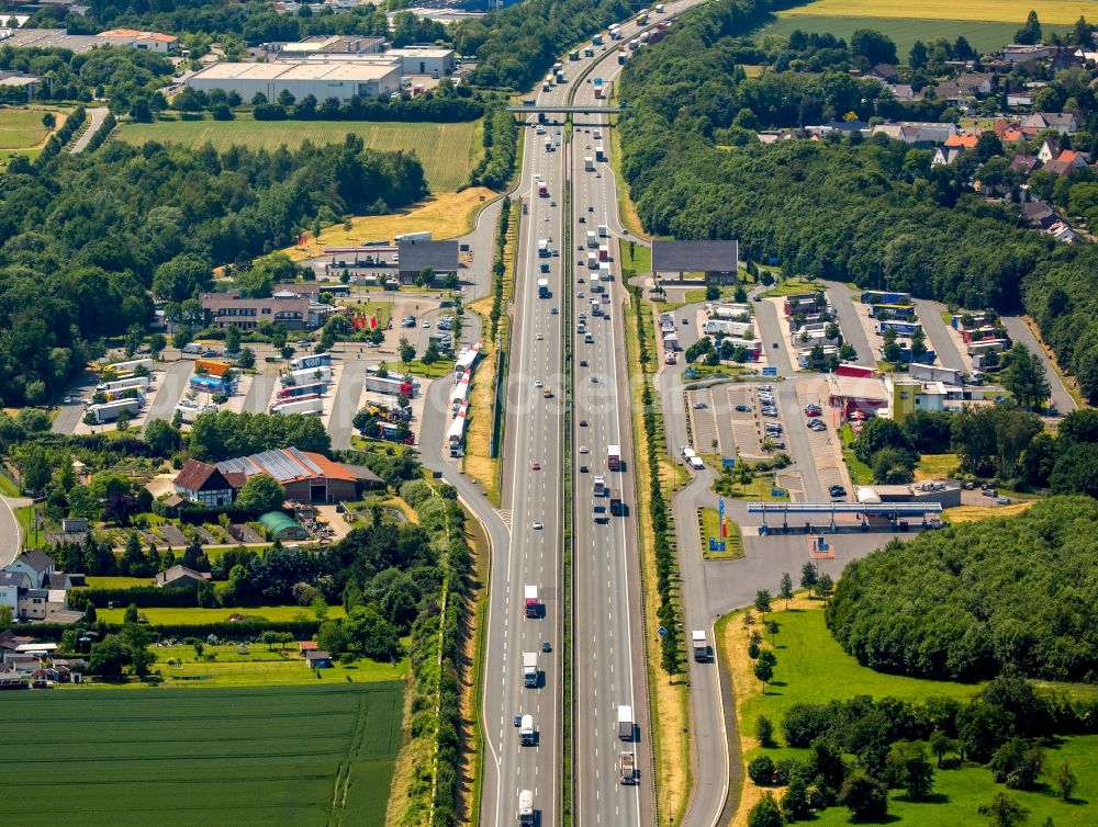 Aerial image Hamm - Routing and traffic lanes during the motorway service station and parking lot of the BAB A 2 in Hamm in the state North Rhine-Westphalia