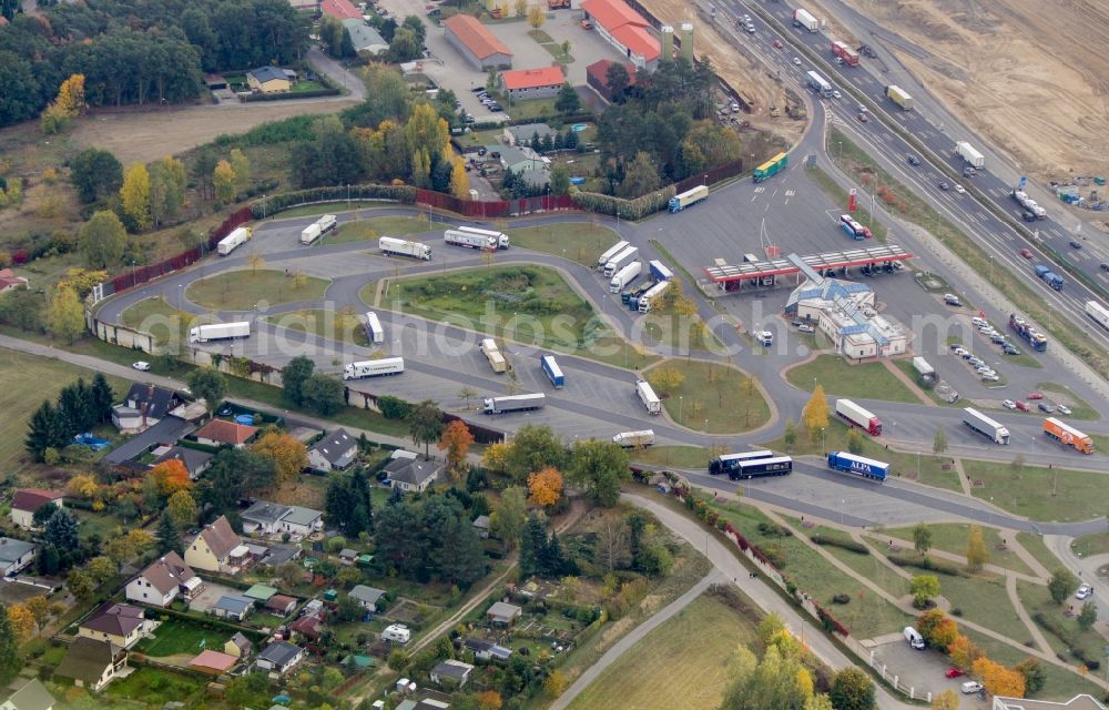 Aerial image Michendorf - Routing and traffic lanes during the motorway service station and parking lot of the BAB A10 Michendorf in Michendorf in the state Brandenburg