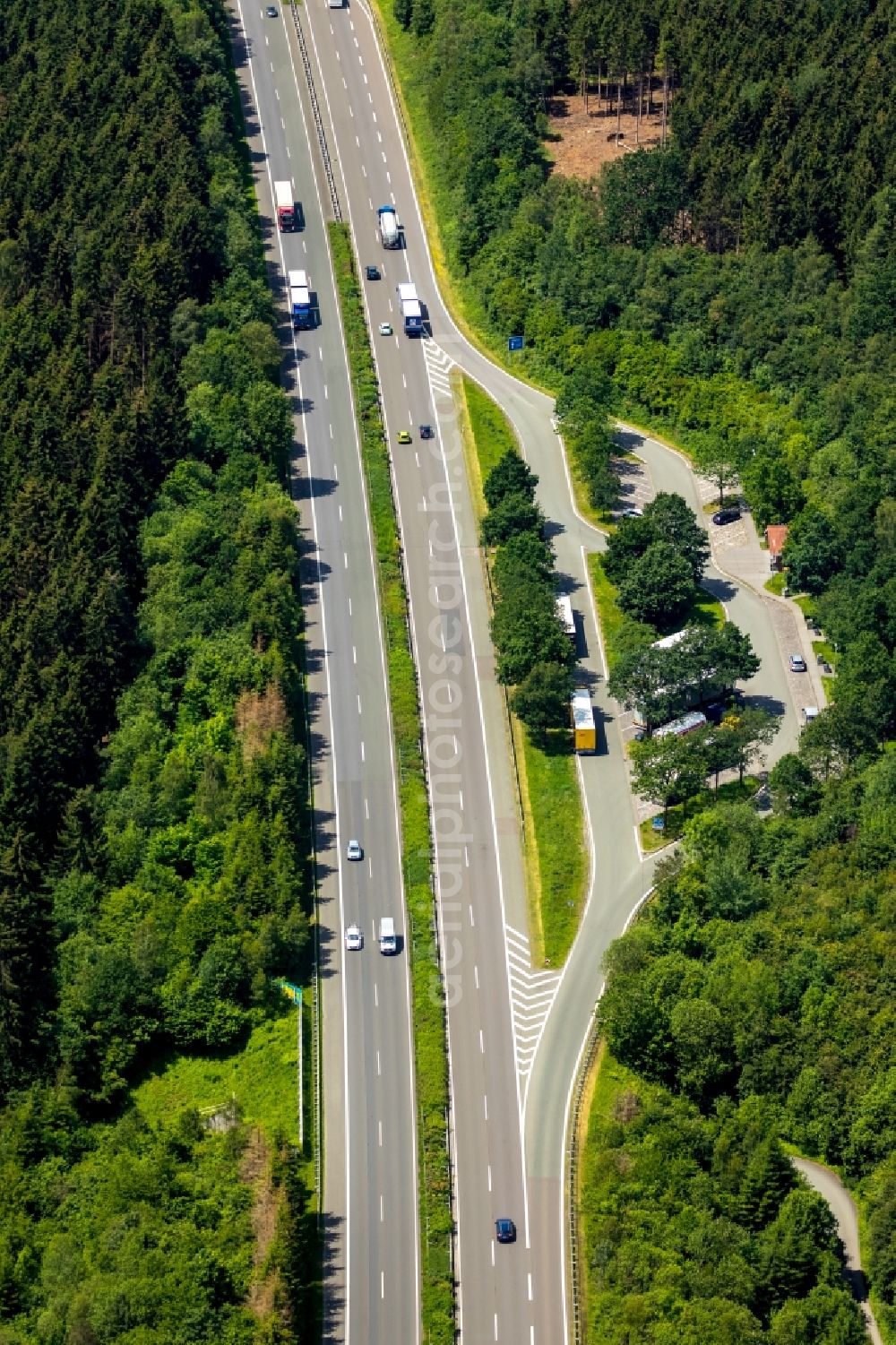 Aerial photograph Arnsberg - Routing and traffic lanes during the motorway service station and parking lot of the BAB A 46 in the district Bruchhausen in Arnsberg in the state North Rhine-Westphalia, Germany