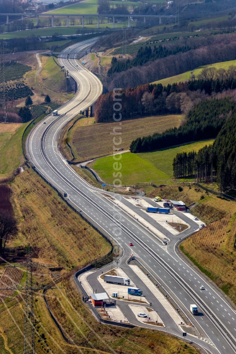 Aerial photograph Ostwig - Motorway service area and car park along the route and lanes in the course of the federal higway - motorway BAB A46 in Ostwig in the state North Rhine-Westphalia, Germany