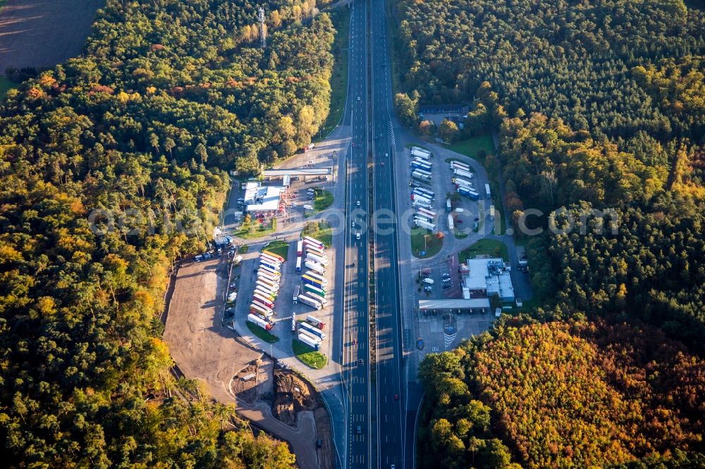 Lorsch from above - Routing and traffic lanes during the motorway service station and parking lot of the BAB A Serways Raststaette Lorsch West in Lorsch in the state Hesse, Germany