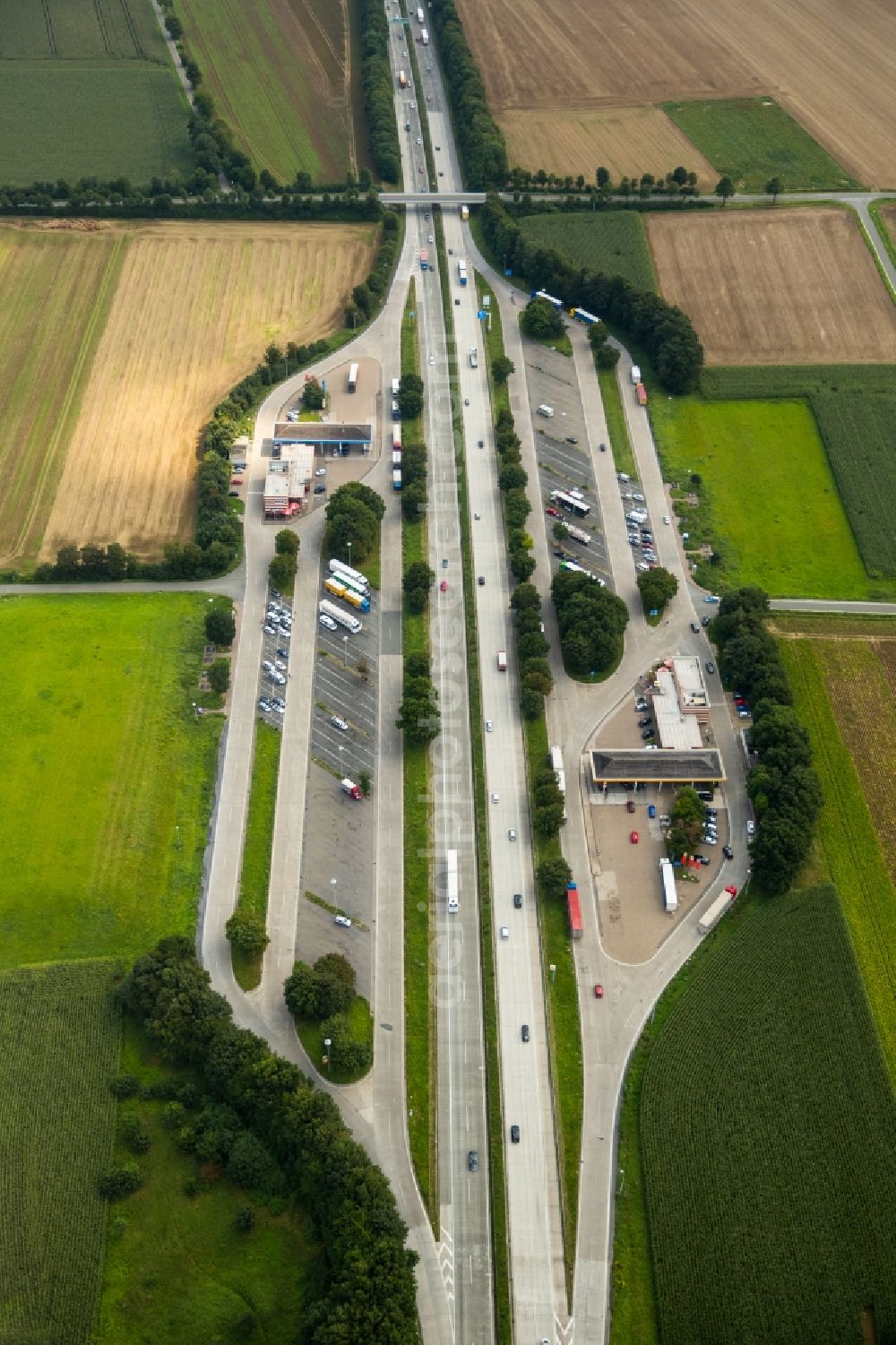 Werl from above - Routing and traffic lanes during the motorway service station and parking lot Am Haarstrang Nord at the BAB A44 in Werl in the state North Rhine-Westphalia