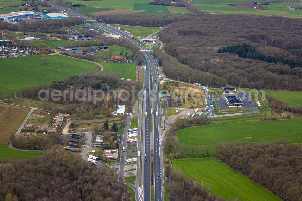 Aerial photograph Emmerich am Rhein - Motorway service area at the edge of the motorway BAB 3 in Emmerich am Rhein, in the state of North Rhine-Westphalia, Germany