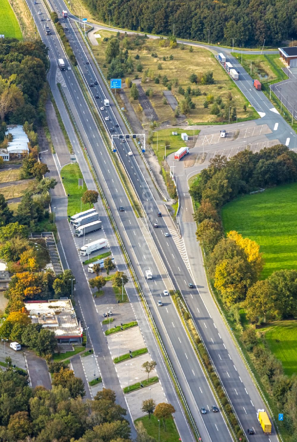 Aerial image Emmerich am Rhein - Motorway service area at the edge of the motorway BAB 3 in Emmerich am Rhein, in the state of North Rhine-Westphalia, Germany