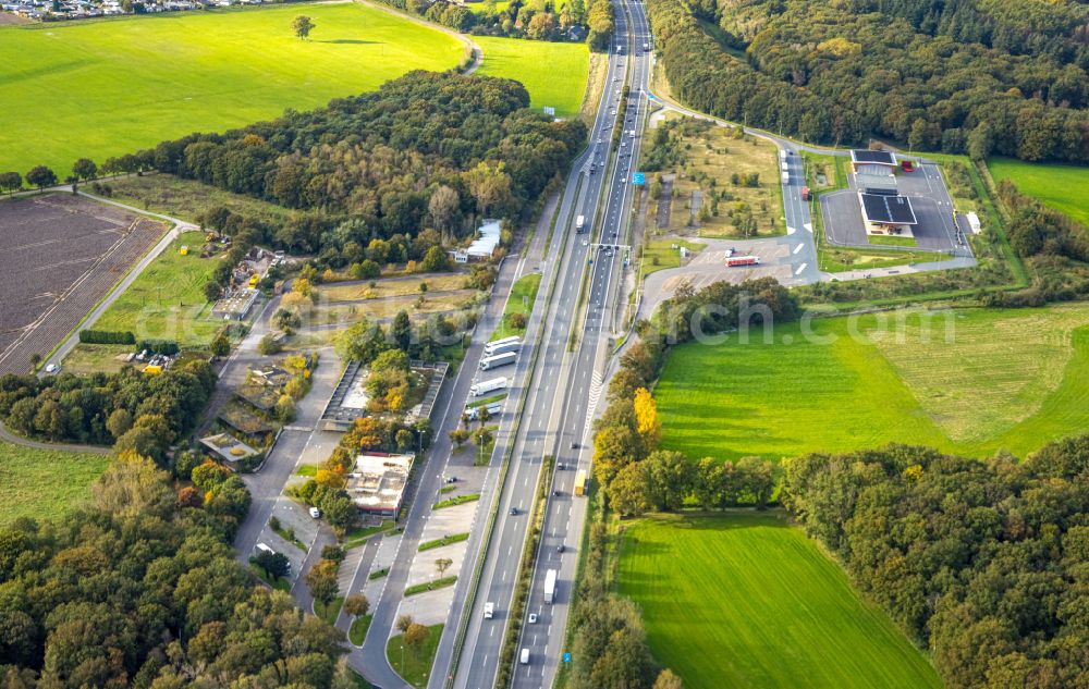 Aerial photograph Emmerich am Rhein - Motorway service area at the edge of the motorway BAB 3 in Emmerich am Rhein, in the state of North Rhine-Westphalia, Germany