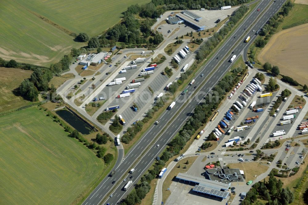 Aerial image Mittenwalde - Motorway service area on the edge of the course of BAB highway 10 E30 Am Fichtenplan in Mittenwalde in the state Brandenburg