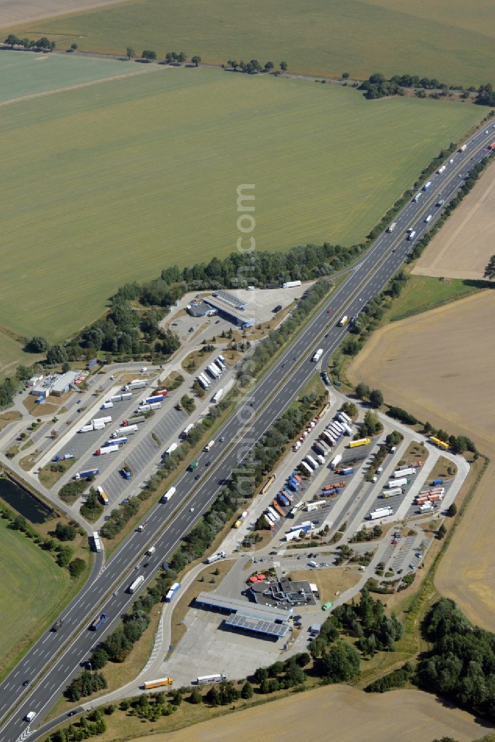 Aerial photograph Mittenwalde - Motorway service area on the edge of the course of BAB highway 10 E30 Am Fichtenplan in Mittenwalde in the state Brandenburg