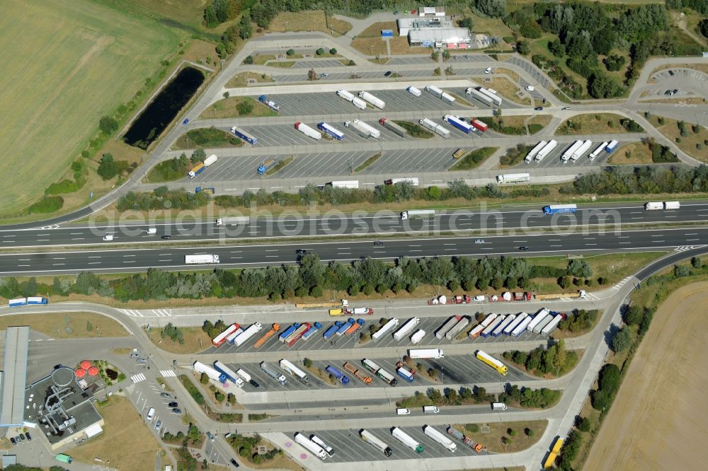 Aerial photograph Mittenwalde - Motorway service area on the edge of the course of BAB highway 10 E30 Am Fichtenplan in Mittenwalde in the state Brandenburg