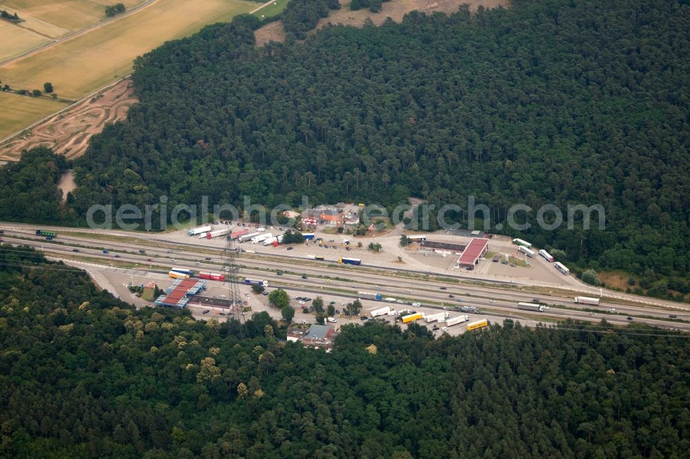 Sandhausen from the bird's eye view: Motorway service area on the edge of the course of BAB highway 5 Heidelberg Sued in the district Sankt Ilgen in Sandhausen in the state Baden-Wuerttemberg