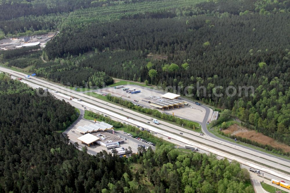 Schleifreisen from the bird's eye view: Motorway service area on the edge of the course of BAB highway A9 - E51 - A4 - E40 Hermsdorfer Kreuz in Schleifreisen in the state Thuringia