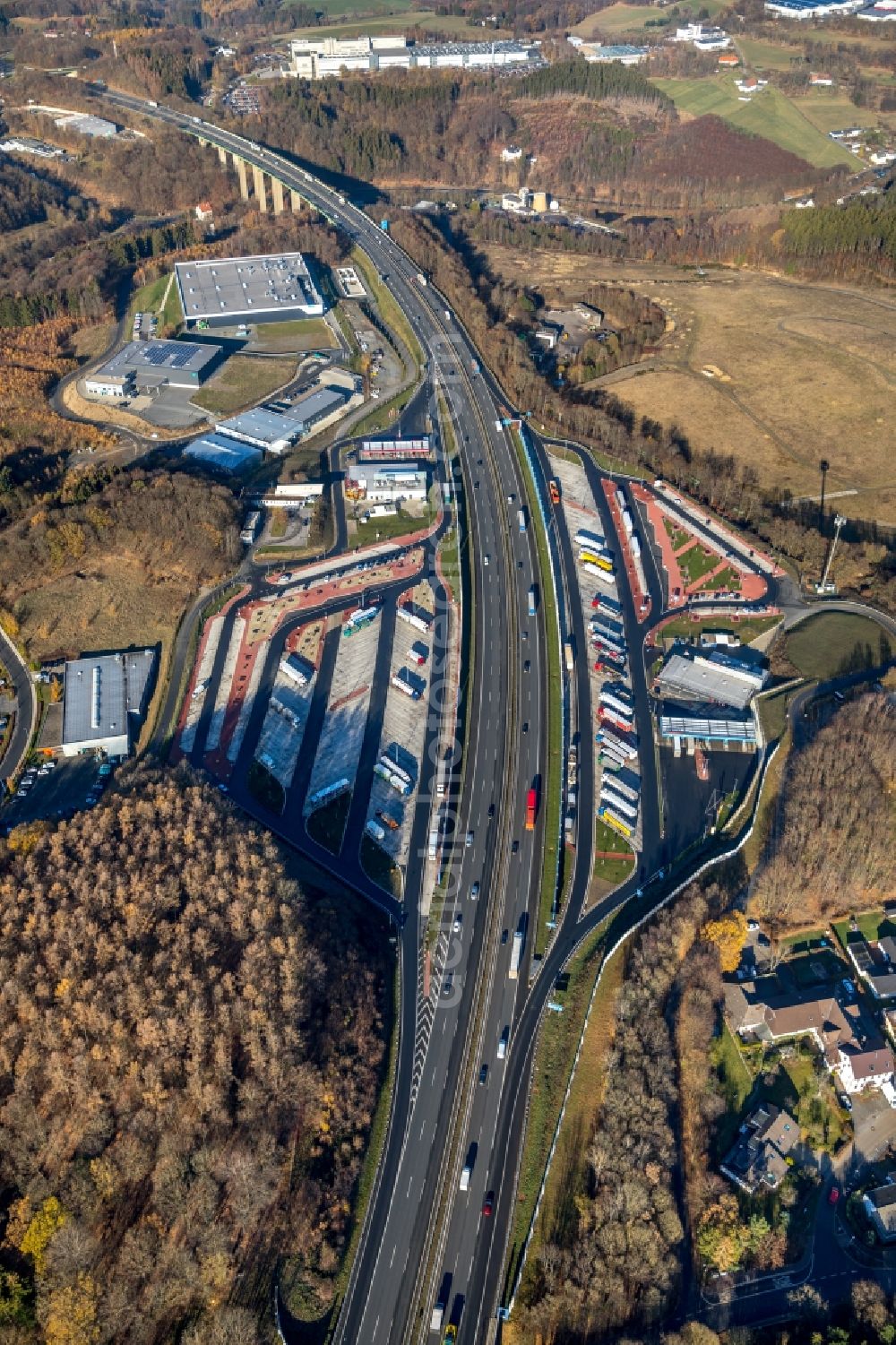 Aerial photograph Lüdenscheid - Motorway service area on the edge of the course of BAB highway 45 in Luedenscheid in the state North Rhine-Westphalia, Germany