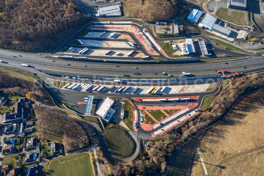 Lüdenscheid from the bird's eye view: Motorway service area on the edge of the course of BAB highway 45 in Luedenscheid in the state North Rhine-Westphalia, Germany