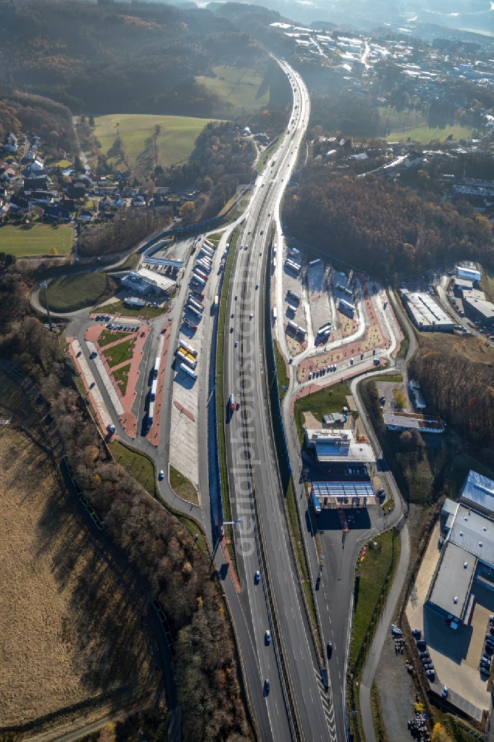 Aerial photograph Lüdenscheid - Motorway service area on the edge of the course of BAB highway 45 in Luedenscheid in the state North Rhine-Westphalia, Germany