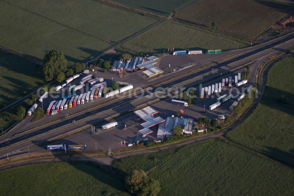 Edesheim from the bird's eye view: Motorway service area on the edge of the course of BAB highway Serways Pfaelzer Weinstrasse the district Eckel in Edesheim in the state Rhineland-Palatinate