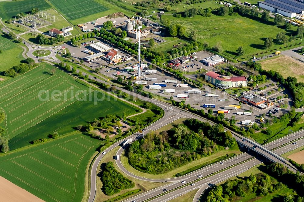 Herbolzheim from the bird's eye view: Motorway service area on the edge of the course of BAB highway Shell Autohof in Herbolzheim in the state Baden-Wuerttemberg