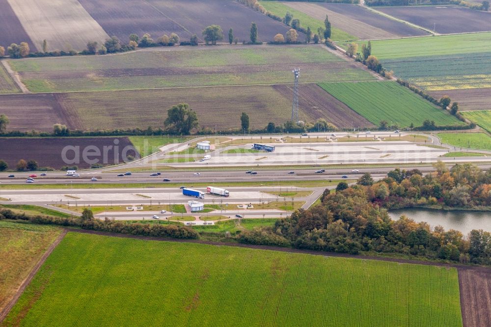 Aerial image Frankenthal (Pfalz) - Routing and traffic lanes during the motorway service station Auf den Hahnenof the BAB A61 in Frankenthal (Pfalz) in the state Rhineland-Palatinate, Germany