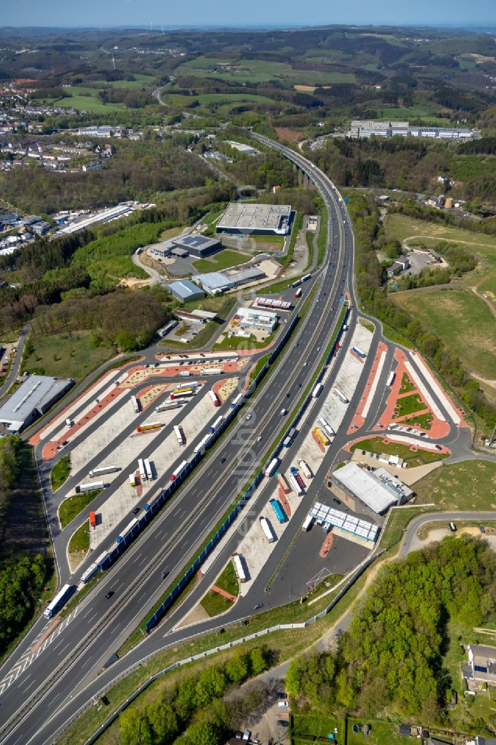 Lüdenscheid from the bird's eye view: Motorway service area Sauerland West on the edge of the course of BAB highway 45 in Luedenscheid in the state North Rhine-Westphalia, Germany