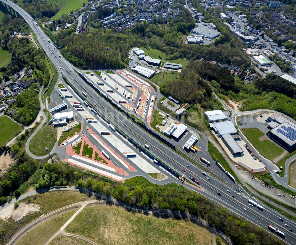 Aerial photograph Lüdenscheid - Motorway service area Sauerland West on the edge of the course of BAB highway 45 in Luedenscheid in the state North Rhine-Westphalia, Germany