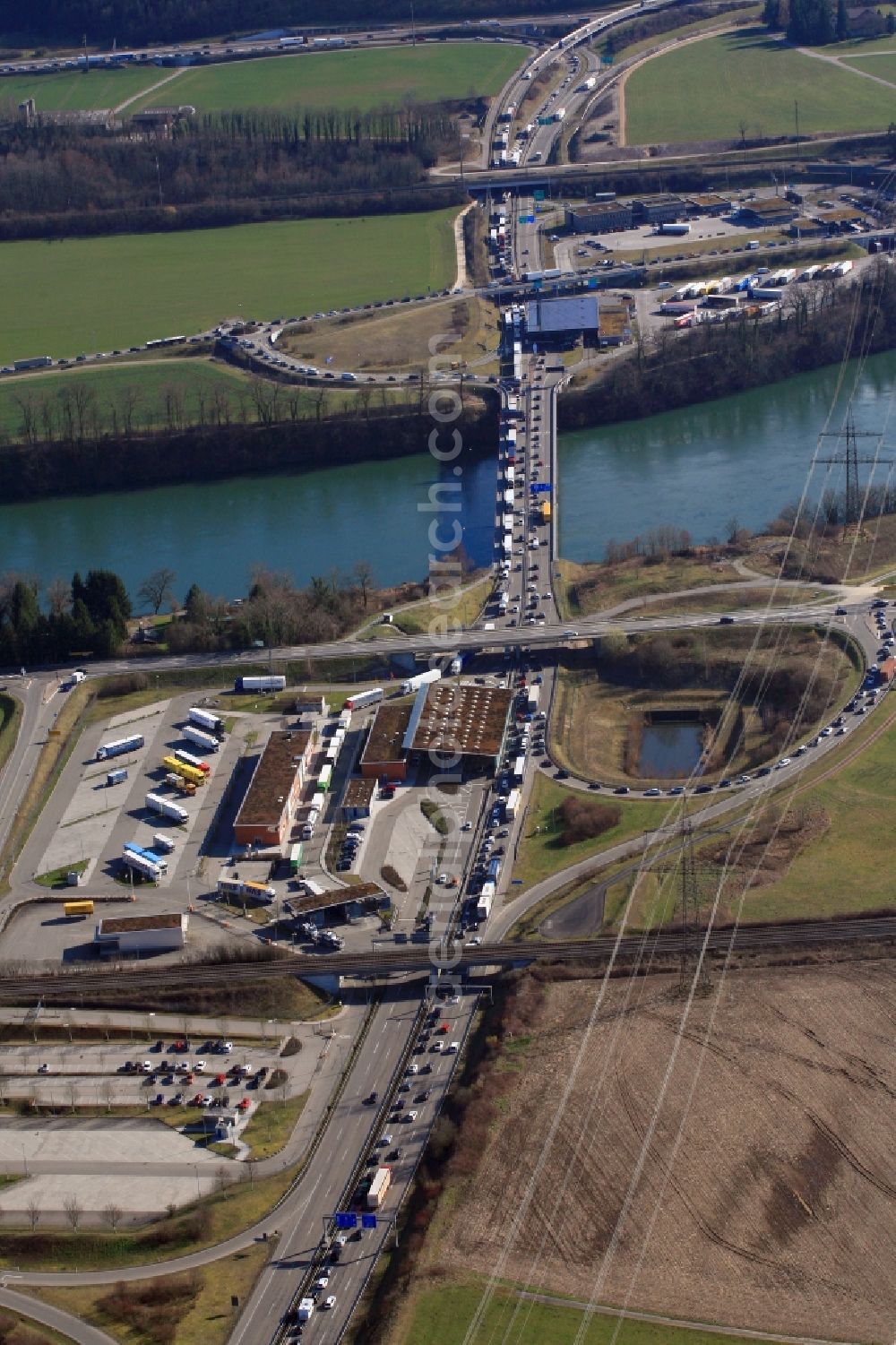 Aerial photograph Rheinfelden (Baden) - Highway congestion along the route of the lanes of the motorway A861 over the bridge at the river Rhine crossing the border of Germany and Switzerland in Rheinfelden, Baden-Wuerttemberg, Germany