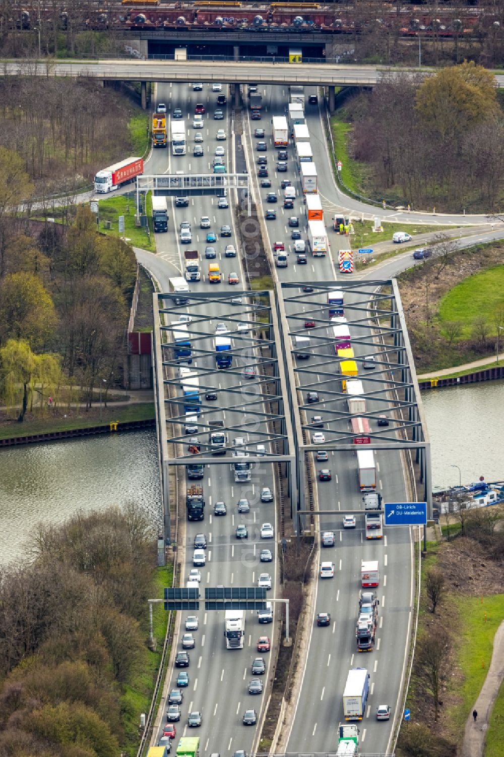 Duisburg from the bird's eye view: Motorway congestion along the route of the lanes BAB A59 on street Auf dem Damm in the district Mittelmeiderich in Duisburg at Ruhrgebiet in the state North Rhine-Westphalia, Germany