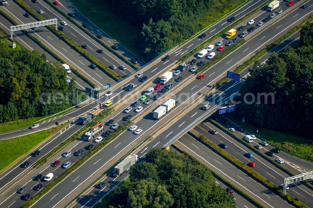 Aerial photograph Bochum - Highway congestion along the route of the lanes auf der bridge A43 und A40 Ruhr expressway in Bochum in the state North Rhine-Westphalia