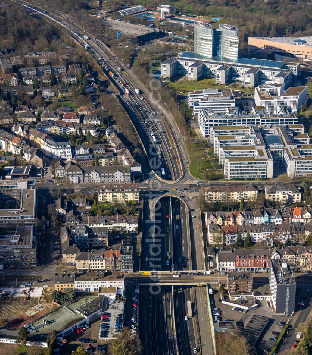 Aerial image Essen - Highway route BAB A 52 in Bereich Ruettenscheider Strasse and Alfredstrasse in in the district Bredeney in Essen at Ruhrgebiet in the state North Rhine-Westphalia, Germany