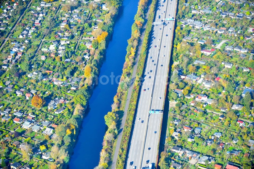 Aerial image Berlin - Highway distance course of the highway A113 / E36 along the waters Teltowkanal on the border of the districts of Rudow, Johannisthal and Altglienicke in Berlin, Germany