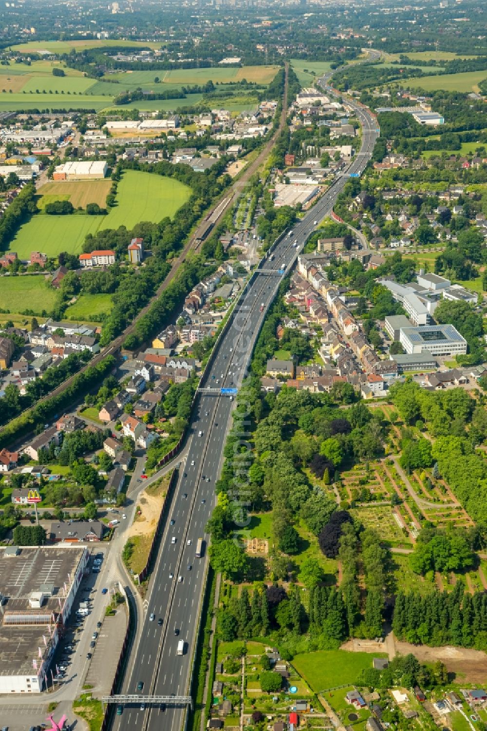 Aerial photograph Bochum - Highway route A40 in in Bochum in the state North Rhine-Westphalia, Germany