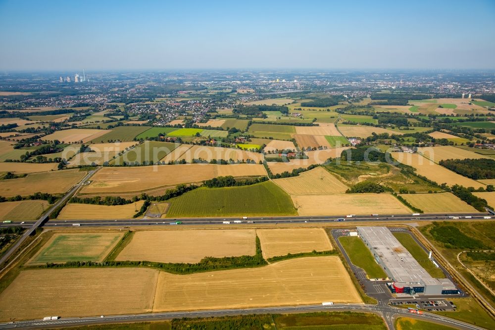 Rhynern from the bird's eye view: Highway route of the A2 through a field- and grasslandscape near Rhynern in the state North Rhine-Westphalia