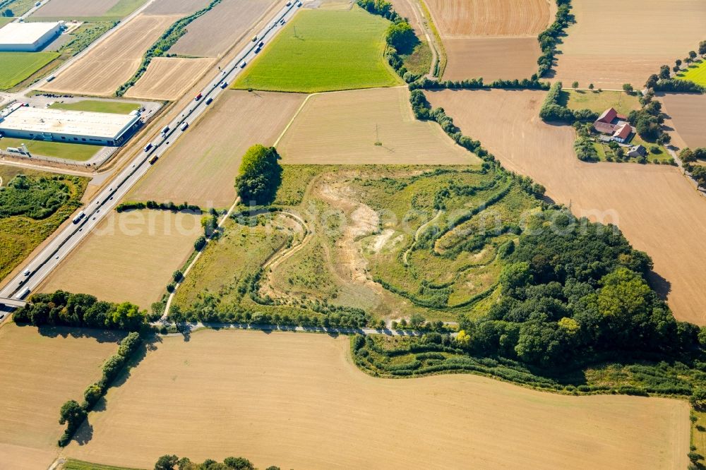 Rhynern from the bird's eye view: Highway route of the A2 through a field- and grasslandscape near Rhynern in the state North Rhine-Westphalia