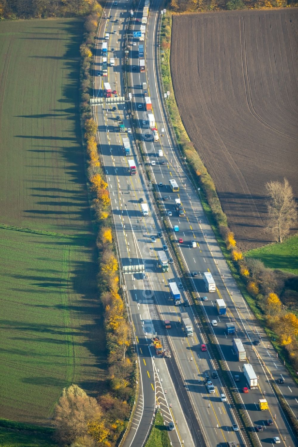 Duisburg from the bird's eye view: Highway route A40 in in Duisburg in the state North Rhine-Westphalia, Germany