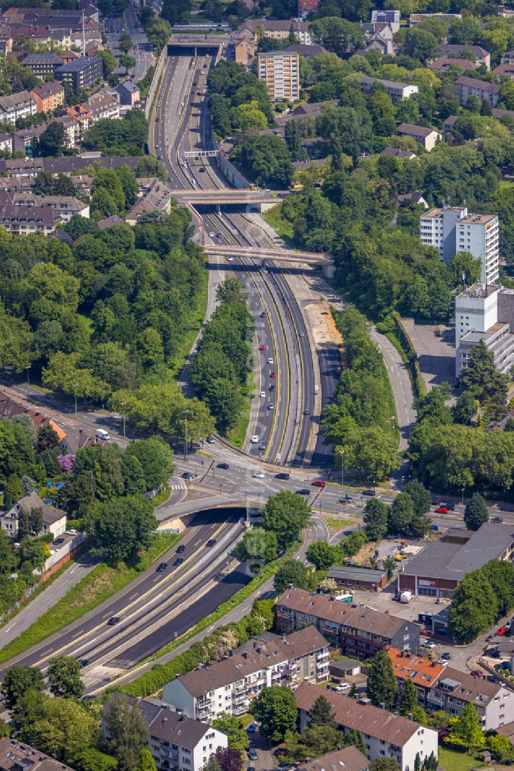 Aerial photograph Essen - Highway route A 52 in in the district Bergerhausen in Essen at Ruhrgebiet in the state North Rhine-Westphalia, Germany