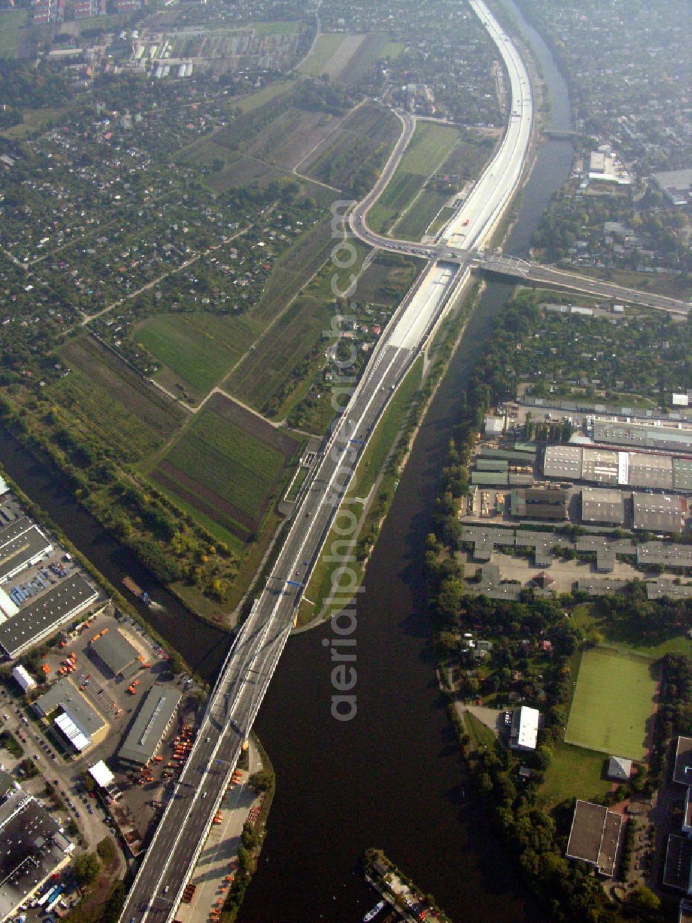 Aerial photograph Berlin - Lanes of the motorway route and route of the BAB A113 on the Neukoellner shipping canal - Britzer connecting canal - Teltow canal in Berlin, Germany