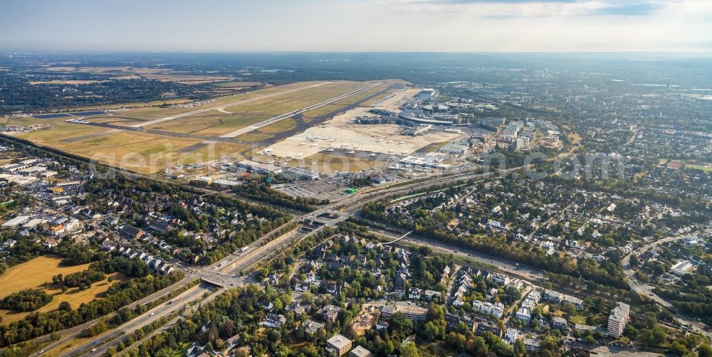 Düsseldorf from above - Lanes of the motorway- route and course of the A44 and Danziger Strasse - Stockumer Hoefe in the district Stockum in Duesseldorf in the state North Rhine-Westphalia, Germany