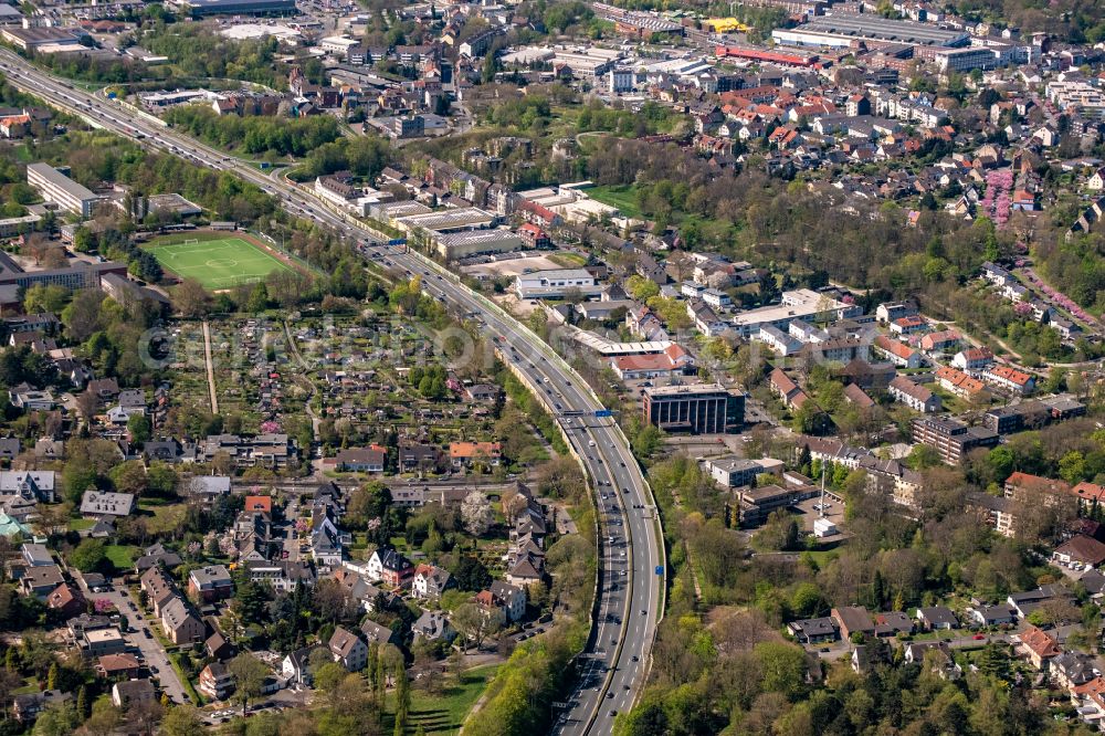 Aerial photograph Bochum - Lanes of the motorway- route and course of the A40 Ruhrschnellweg in Bochum at Ruhrgebiet in the state North Rhine-Westphalia, Germany