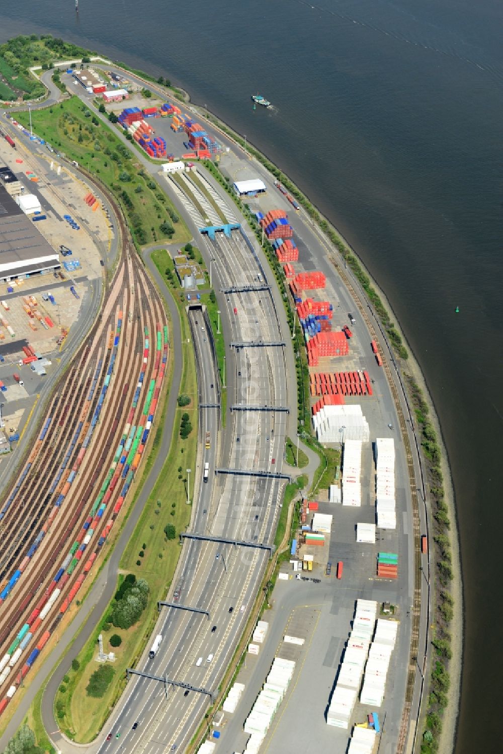 Hamburg from above - Routing and traffic lanes during the highway tunnel construction of the motorway A7 -Elbtunnel the container port of the inland port HHLA - Burchardkai in Hamburg