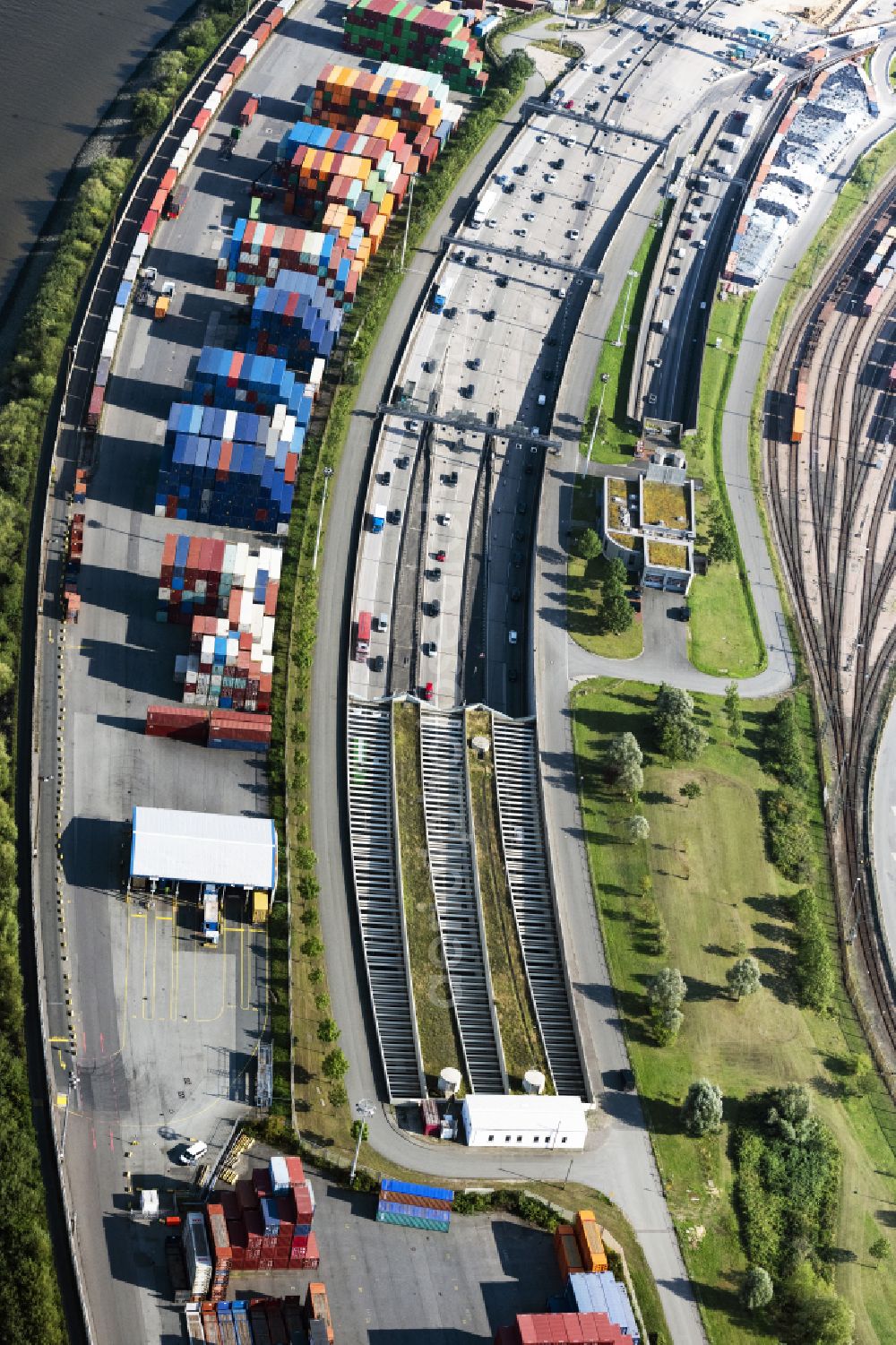 Hamburg from above - Routing and traffic lanes during the highway tunnel construction of the motorway A 7 - Koehlbrand - Elbtunnel in the district Waltershof in Hamburg, Germany