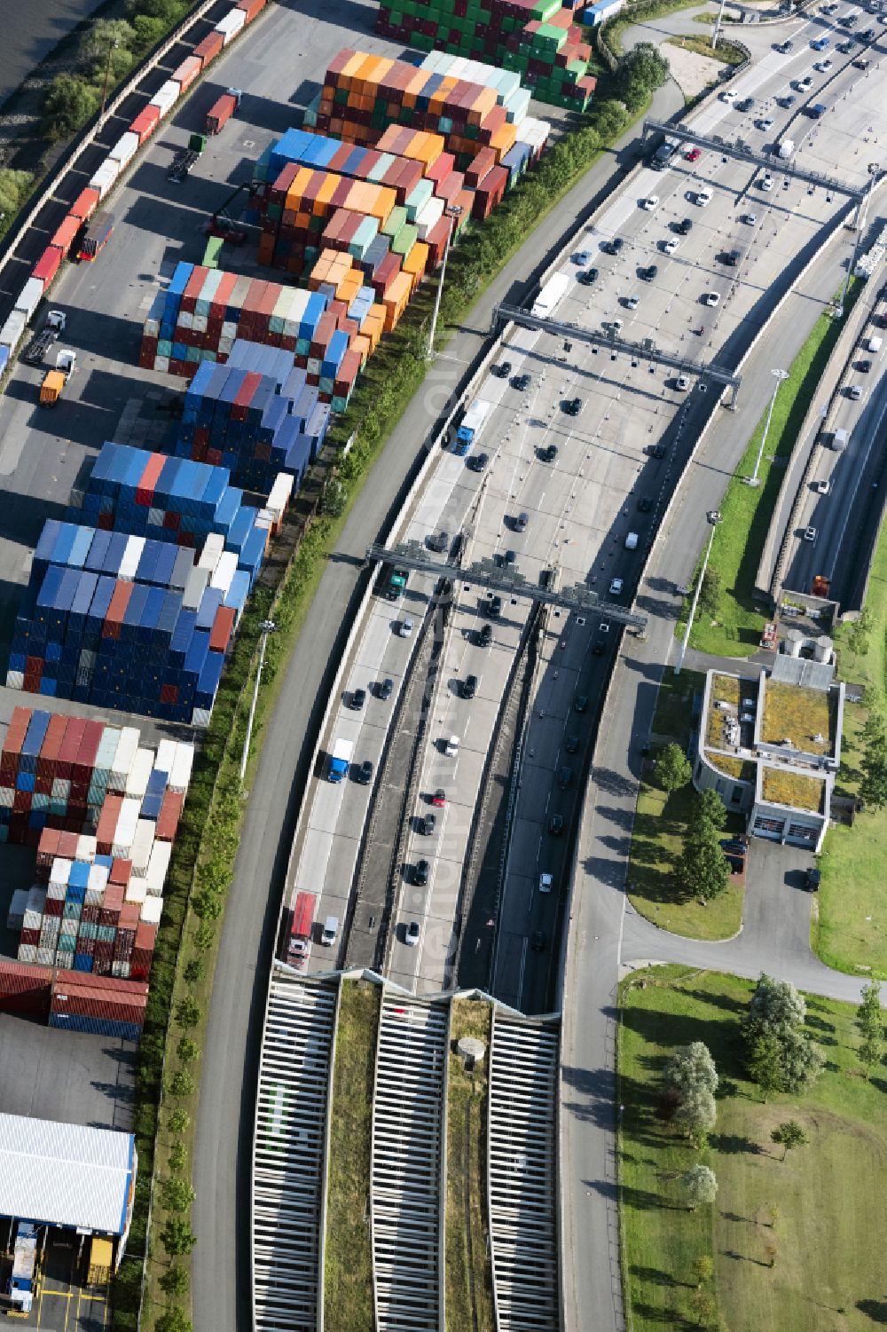 Hamburg from the bird's eye view: Routing and traffic lanes during the highway tunnel construction of the motorway A 7 - Koehlbrand - Elbtunnel in the district Waltershof in Hamburg, Germany